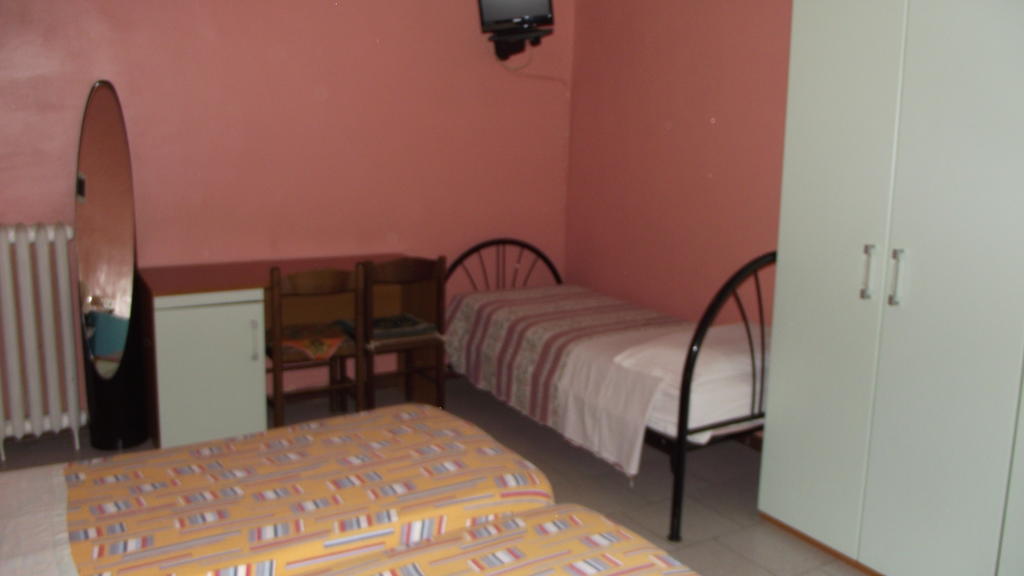 Hotel Merano Милано Стая снимка